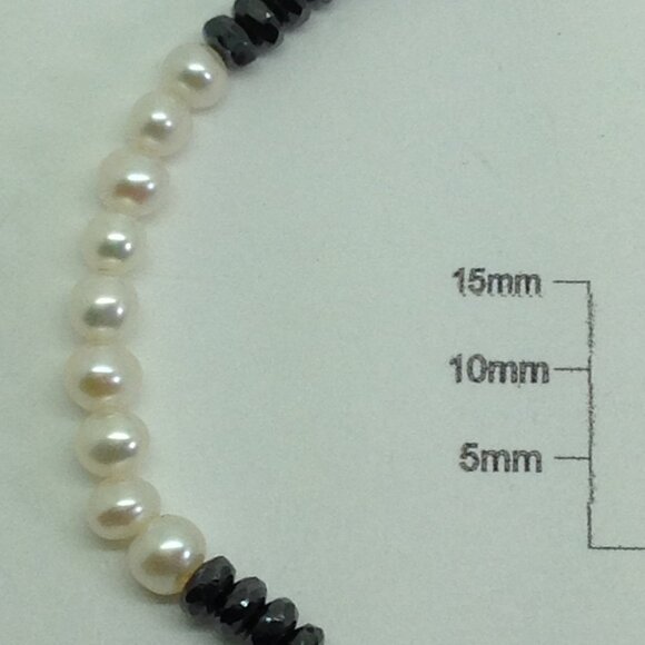 White Freshwater Pearls and Hematite Stretch Bracelet - Picture 4 of 4